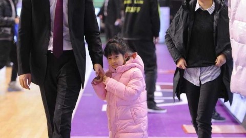 铁帅柔情：郭士强赛后携爱女离场，赛场硬汉亦是暖心父亲