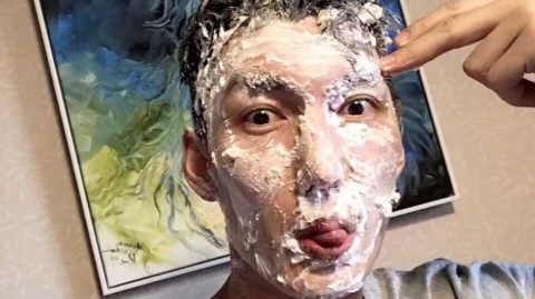 生日惊喜变奶油大战：满脸欢笑定格友情瞬间