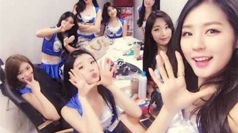 怀拥爱犬嘟嘴卖萌，完美侧颜回眸一笑：韩国最美啦啦队长朴姬兰的甜辣魅力