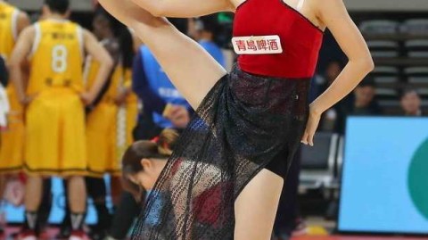 “扇”动全场：浙江蕞红啦啦队薄纱裙赤足演绎国风新潮流