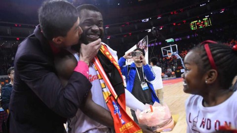 杜锋献吻周鹏抹蛋糕 拜纳姆的难忘生日夜