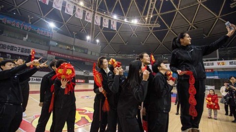 天山玫瑰送新春：新疆女篮的年味与查尔斯的眷恋