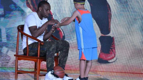 辽宁男篮哈德森沈阳收徒 与爱女共度温馨球迷日