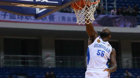 青岛险胜北控，苏伟硬扛巴蒂斯塔演绎经典肉搏战