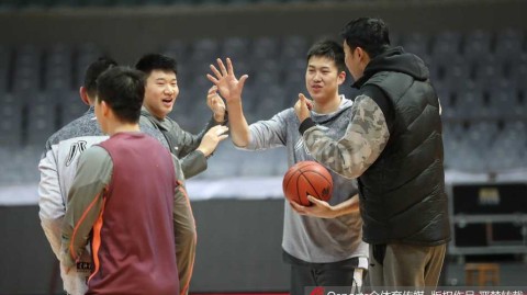 王治郅赛前投篮游戏获胜放肆庆祝 八一男篮备战气氛火热