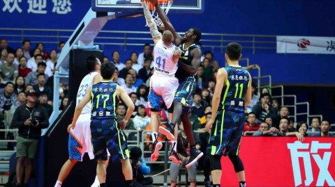 粤沪大战广东客场掀翻上海 阿联赵睿两双主导攻防