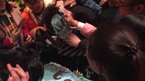 蓝海深情：郭艾伦输球夜，球迷蛋糕“袭击”暖透心扉