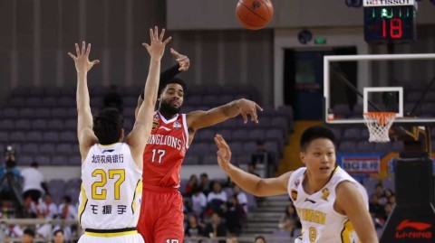 京粤大战烽烟起，易建联致命三罚定乾坤