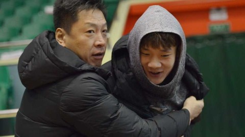 齐鲁寒冬备战忙，丁彦雨航赛前耍宝逗乐李春江