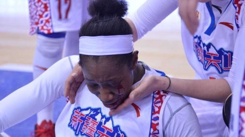 WCBA总决赛浴血战场：新疆外援查尔斯眼角开裂，用坚韧定义“新疆精神”