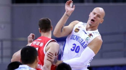 兰佩首秀统治内线 青岛狂胜广州止八连败