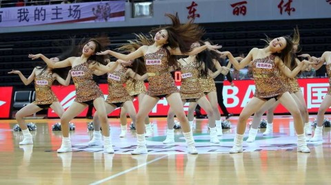 津沪男篮激战正酣，篮球宝贝热舞燃爆赛场