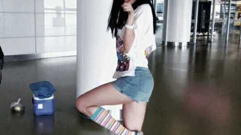 女篮寿星赵爽晒照感恩父母，灵动长腿定格绿茵场温情瞬间