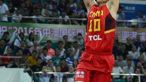 男篮悍将周鹏率队激战澳洲，邹雨宸倒地拼抢显血性