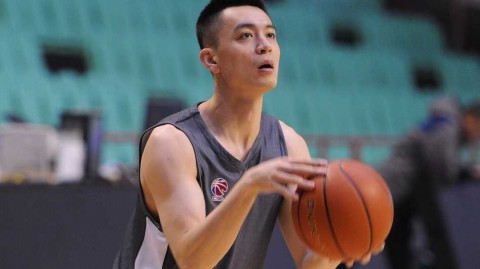 辽篮训练场边的温暖守候：那些为球迷停步的英雄