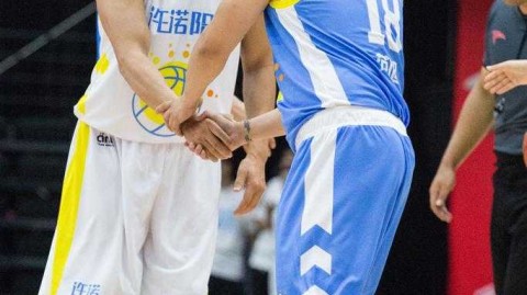 花甲硬汉张丰毅篮球场续写传奇 助阵女篮名将许诺温情退役