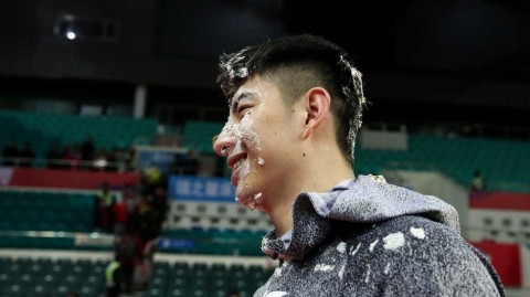 ＣＢＡ赛场温情一幕：广州龙狮为衡艺丰送上“特别”生日祝福