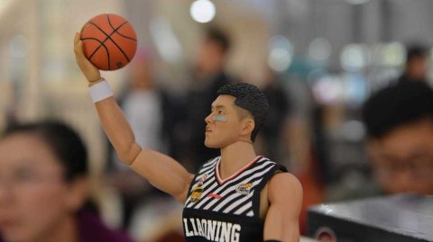 郭艾伦签名人偶发售现场直击 美女球迷爱不释手抚摸“迷你郭少”