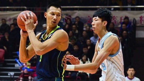 疆粤大战烽火再燃，易建联与周琦禁区争霸演绎传奇对决