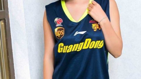 CBA广东主场最美风景线：篮球宝贝球衣写真点燃赛场激情
