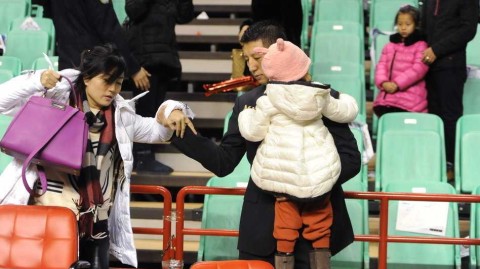 铁帅柔情泪目瞬间：辽宁输球夜，郭士强紧牵爱妻怀抱萌女黯然离场