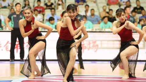 赤足绽活力：CBA夏季联赛拉拉队宝贝青春飞扬