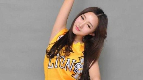 广厦篮球宝贝甜美可人 拍摄写真力挺球队勇攀高峰