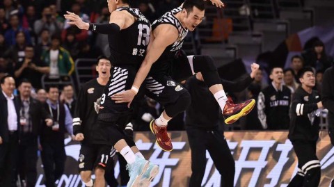 激情碰撞：辽篮众将疯狂庆祝，郭士强离场险冲突引争议