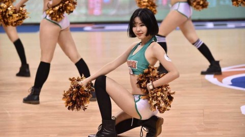 CBA半决赛辽粤战火辣对决 篮球宝贝热舞点燃本溪主场