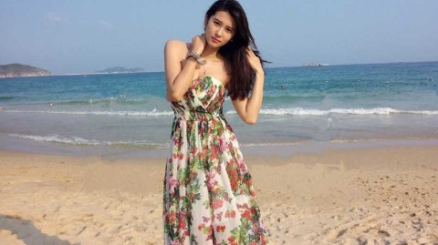 海风中的一抹亮色：走进刘晓宇妻子钟鹿纯的时尚瞬间