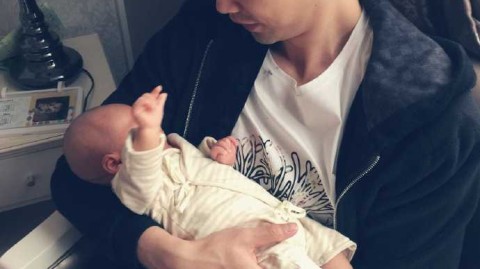 铁汉柔情：孟达变身超级奶爸，怀抱爱女幸福满溢