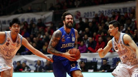 亚当斯狂轰52分引领新疆飞虎狂潮，主场二十天大胜复仇江苏肯帝亚