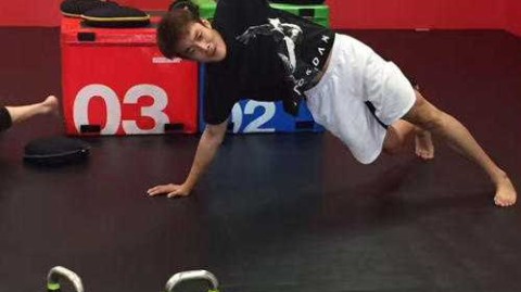 丁彦雨航披挂小牛战袍 夏季联赛逐梦受欢呼