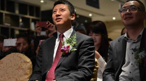 郭士强与辽篮球迷的那些暖心瞬间 从赛场内到校园中的真情互动