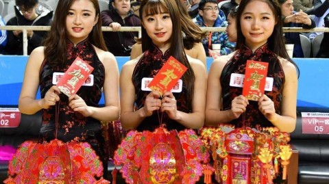 火红春节里的旗袍精灵：辽宁啦啦宝贝热舞助威，传统与性感的完美碰撞