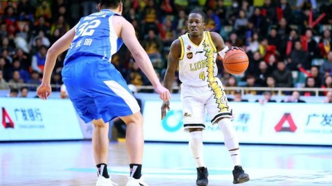 福特森无双39分19助，广厦力克青岛豪取八连胜