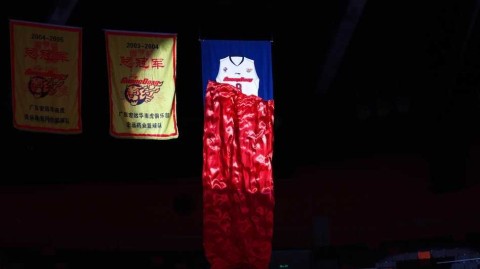 致敬八冠王传奇：朱芳雨八号球衣高悬东莞，万分先生转身开启新篇章