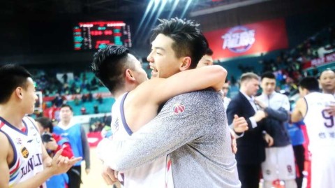 羊城破冰之夜：龙狮啸聚天河，终圆季后赛之梦