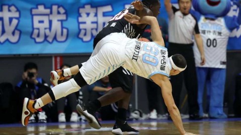 京疆大战与南北德比：重温1718赛季CBA次轮那些热血瞬间