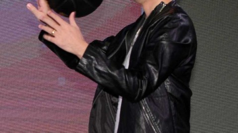 天王也调皮 周杰伦台北秀球技玩自拍 花式篮球点燃全场热情