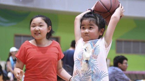 七岁姚沁蕾南京球场初试啼声，巨人基因传承有自