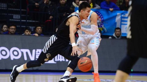 辽疆大战风云再起：郭艾伦犀利突破撕防线，周琦遮天蔽日连环帽