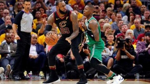 凯尔特人末节险胜尼克斯：双探花合砍57分