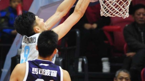 周琦擎天封盖李慕豪 新疆飞虎狂胜深圳夺七连胜