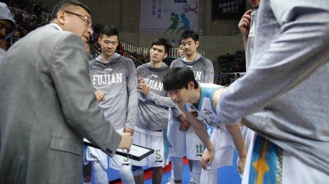 王哲林空砍22+10，史密斯44分难救主，深圳客场三分险胜福建