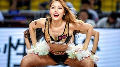 亚冠赛场上的青春风暴：篮球宝贝热舞助阵伊朗大胜