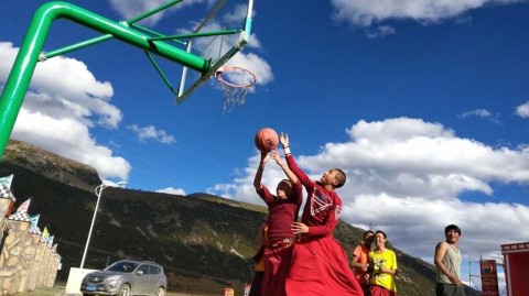 红尘之外的篮球梦，稻城蚌普寺僧袍下的灵动身影