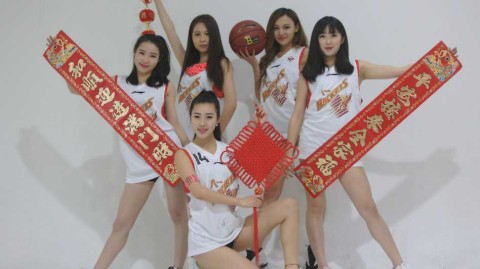 铁军玫瑰绽放新春：八一富邦篮球宝贝的激情与柔美