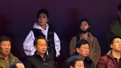 齐鲁冬夜暖意融，丁彦雨航女友与睢冉妻子场边细语成风景