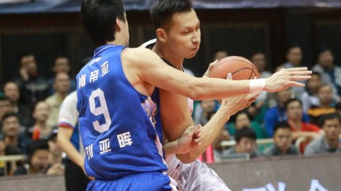 CBA激战夜：阿联意外伤退令人忧，群星闪耀上演速度与激情大比拼